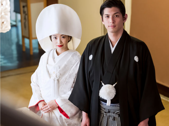 伝統的な日本式の結婚式を