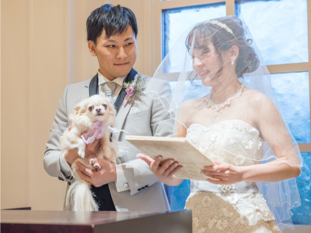 愛犬も一緒。家族みんなで結婚式を